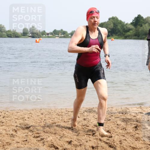 21.06.2025 - 27. Vierlanden-Triathlon Lena Gebhardt http://msf.ph/oto/8033508 15.06.2025 11:17:36 Schwimmen 849, 973 meine-sportfotos.de