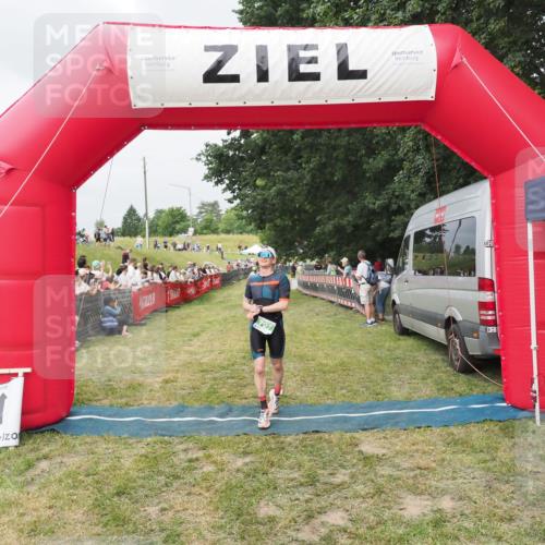 21.06.2025 - 27. Vierlanden-Triathlon MichiJ http://msf.ph/oto/8033520 15.06.2026 12:55:55 Ziel 707 meine-sportfotos.de