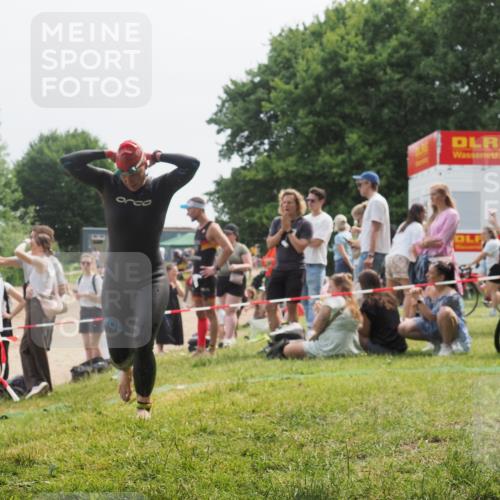 15.06.2025 - 27. Vierlanden-Triathlon KatJ http://msf.ph/oto/8033521 15.06.2025 11:16:01 Schwimmen 792, 919, 946, 951, 963 meine-sportfotos.de