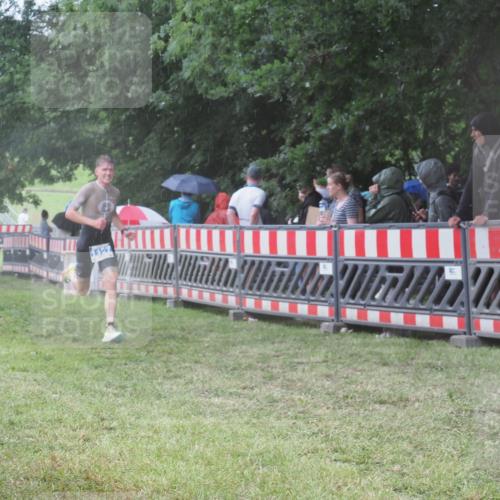 21.06.2025 - 27. Vierlanden-Triathlon KatJ http://msf.ph/oto/8033522 15.06.2025 13:45:25 Ziel 830, 1127 meine-sportfotos.de