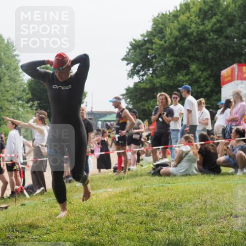 15.06.2025 - 27. Vierlanden-Triathlon KatJ http://msf.ph/oto/8033533 15.06.2025 11:16:01 Schwimmen 792, 919, 946, 951, 963 meine-sportfotos.de