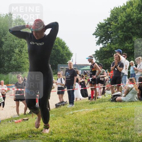 15.06.2025 - 27. Vierlanden-Triathlon KatJ http://msf.ph/oto/8033541 15.06.2025 11:16:01 Schwimmen 792, 919, 946, 951, 963 meine-sportfotos.de