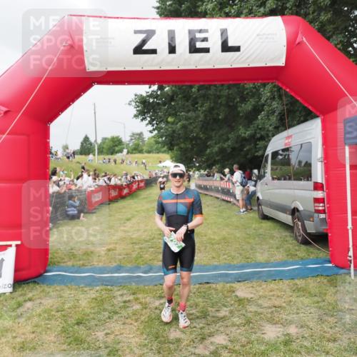 21.06.2025 - 27. Vierlanden-Triathlon MichiJ http://msf.ph/oto/8033545 15.06.2026 12:55:56 Ziel 707, 875 meine-sportfotos.de
