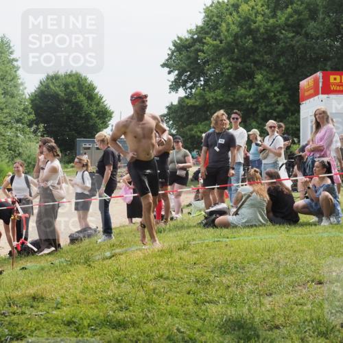15.06.2025 - 27. Vierlanden-Triathlon KatJ http://msf.ph/oto/8033546 15.06.2025 11:16:07 Schwimmen 792, 963 meine-sportfotos.de