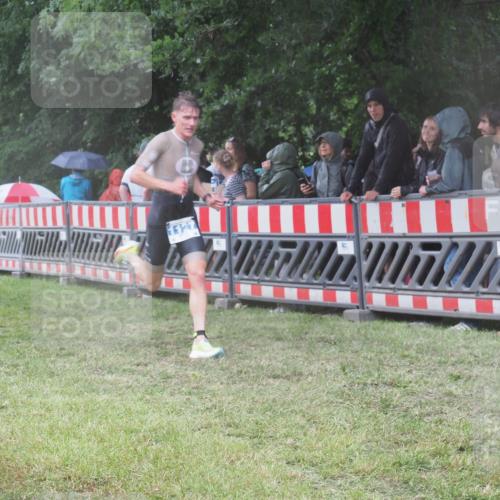 21.06.2025 - 27. Vierlanden-Triathlon KatJ http://msf.ph/oto/8033549 15.06.2025 13:45:26 Ziel 830, 1127 meine-sportfotos.de