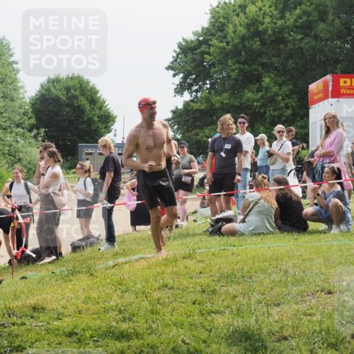 15.06.2025 - 27. Vierlanden-Triathlon KatJ http://msf.ph/oto/8033550 15.06.2025 11:16:07 Schwimmen 792, 963 meine-sportfotos.de