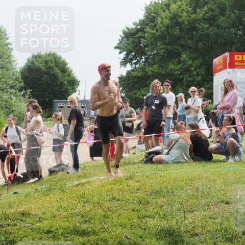 15.06.2025 - 27. Vierlanden-Triathlon KatJ http://msf.ph/oto/8033553 15.06.2025 11:16:07 Schwimmen 792, 963 meine-sportfotos.de