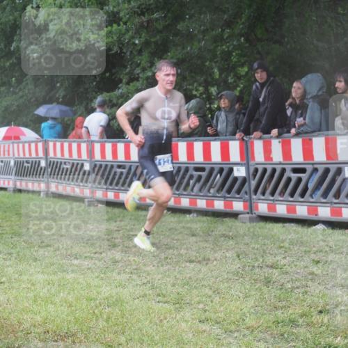 21.06.2025 - 27. Vierlanden-Triathlon KatJ http://msf.ph/oto/8033554 15.06.2025 13:45:26 Ziel 830, 1127 meine-sportfotos.de