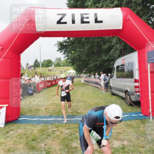 21.06.2025 - 27. Vierlanden-Triathlon MichiJ http://msf.ph/oto/8033555 15.06.2026 12:56:01 Ziel 707, 730, 875 meine-sportfotos.de
