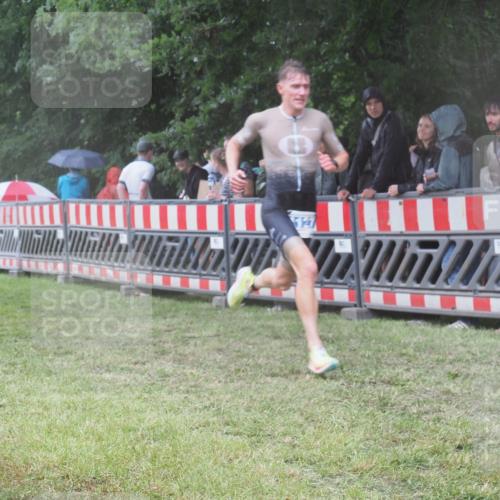 21.06.2025 - 27. Vierlanden-Triathlon KatJ http://msf.ph/oto/8033560 15.06.2025 13:45:26 Ziel 830, 1127 meine-sportfotos.de