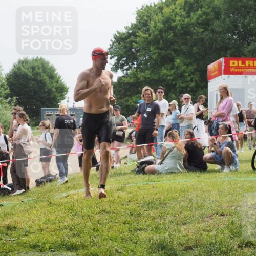 15.06.2025 - 27. Vierlanden-Triathlon KatJ http://msf.ph/oto/8033563 15.06.2025 11:16:08 Schwimmen 792, 963 meine-sportfotos.de