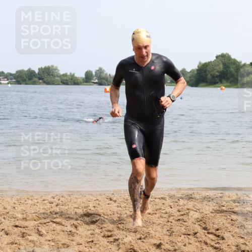 21.06.2025 - 27. Vierlanden-Triathlon Lena Gebhardt http://msf.ph/oto/8033565 15.06.2025 11:18:08 Schwimmen 834, 908 meine-sportfotos.de
