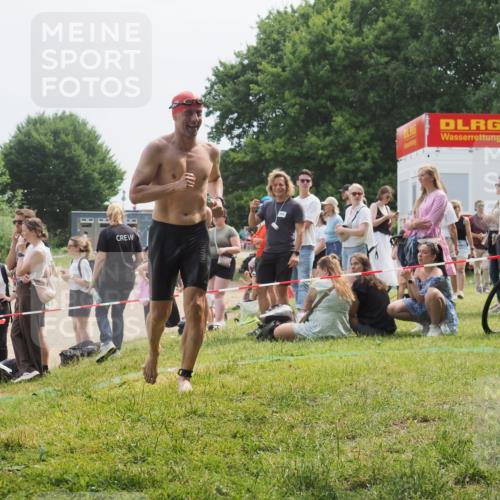 15.06.2025 - 27. Vierlanden-Triathlon KatJ http://msf.ph/oto/8033568 15.06.2025 11:16:08 Schwimmen 792, 963 meine-sportfotos.de