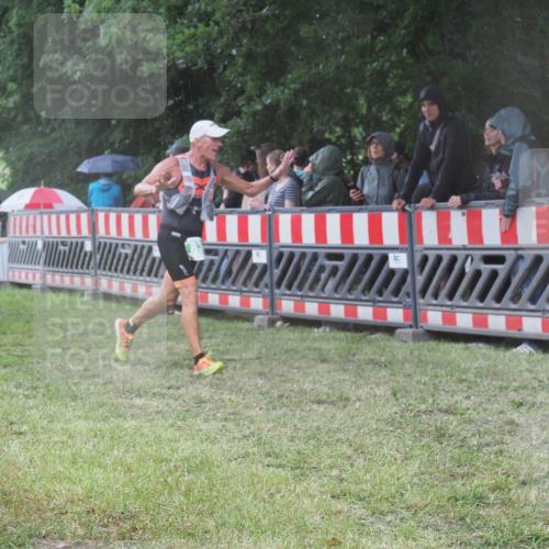 21.06.2025 - 27. Vierlanden-Triathlon KatJ http://msf.ph/oto/8033569 15.06.2025 13:45:33 Ziel 830 meine-sportfotos.de
