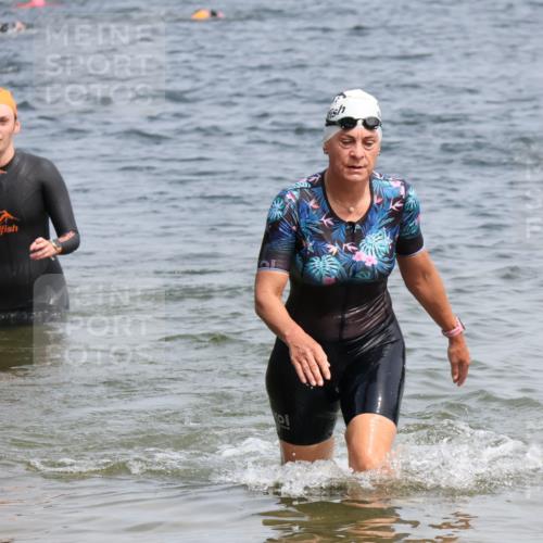 21.06.2025 - 27. Vierlanden-Triathlon Lena Gebhardt http://msf.ph/oto/8033578 15.06.2025 11:18:11 Schwimmen 834, 908, 933 meine-sportfotos.de