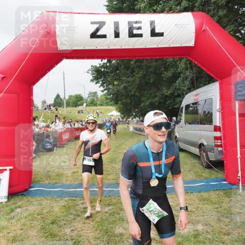21.06.2025 - 27. Vierlanden-Triathlon MichiJ http://msf.ph/oto/8033580 15.06.2026 12:56:01 Ziel 707, 730, 875 meine-sportfotos.de