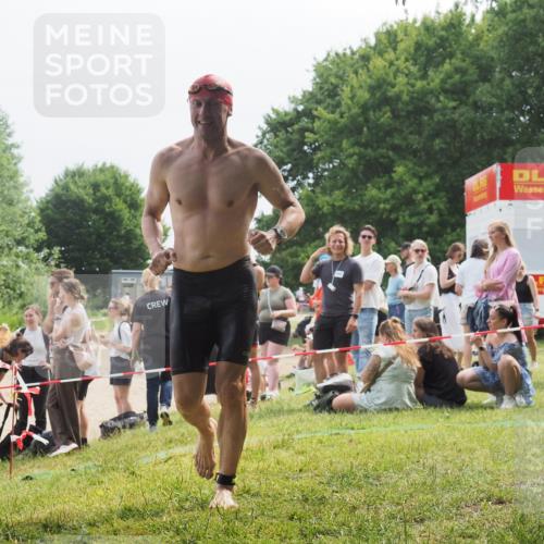 15.06.2025 - 27. Vierlanden-Triathlon KatJ http://msf.ph/oto/8033582 15.06.2025 11:16:09 Schwimmen 792, 963 meine-sportfotos.de