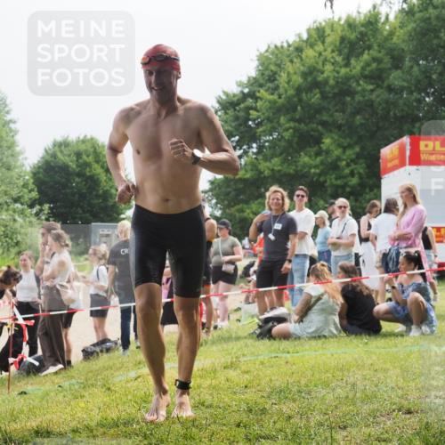 15.06.2025 - 27. Vierlanden-Triathlon KatJ http://msf.ph/oto/8033584 15.06.2025 11:16:09 Schwimmen 792, 963 meine-sportfotos.de