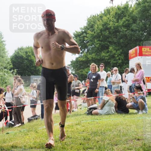 15.06.2025 - 27. Vierlanden-Triathlon KatJ http://msf.ph/oto/8033591 15.06.2025 11:16:09 Schwimmen 792, 963 meine-sportfotos.de