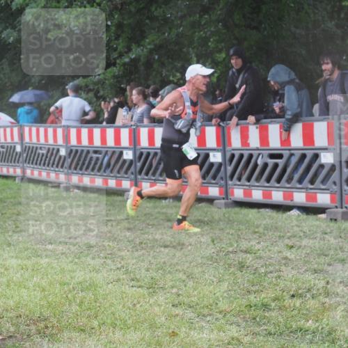 21.06.2025 - 27. Vierlanden-Triathlon KatJ http://msf.ph/oto/8033592 15.06.2025 13:45:33 Ziel 830 meine-sportfotos.de