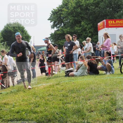 15.06.2025 - 27. Vierlanden-Triathlon KatJ http://msf.ph/oto/8033597 15.06.2025 11:16:26 Schwimmen 954 meine-sportfotos.de