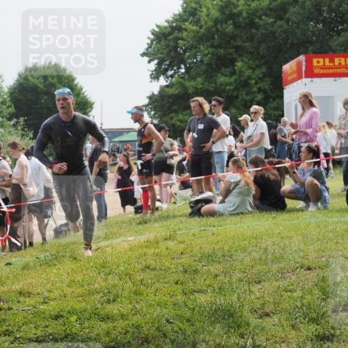15.06.2025 - 27. Vierlanden-Triathlon KatJ http://msf.ph/oto/8033602 15.06.2025 11:16:26 Schwimmen 954 meine-sportfotos.de