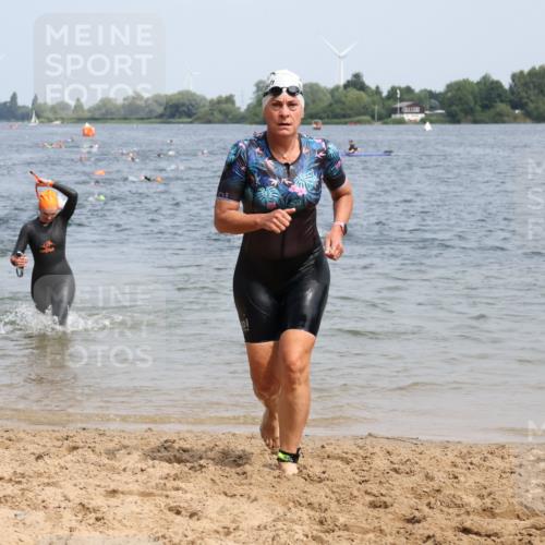 21.06.2025 - 27. Vierlanden-Triathlon Lena Gebhardt http://msf.ph/oto/8033605 15.06.2025 11:18:16 Schwimmen 834, 908, 933 meine-sportfotos.de