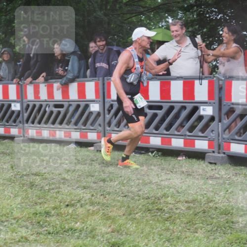 21.06.2025 - 27. Vierlanden-Triathlon KatJ http://msf.ph/oto/8033606 15.06.2025 13:45:34 Ziel 830 meine-sportfotos.de
