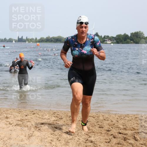 21.06.2025 - 27. Vierlanden-Triathlon Lena Gebhardt http://msf.ph/oto/8033610 15.06.2025 11:18:17 Schwimmen 834, 908, 933 meine-sportfotos.de