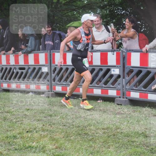 21.06.2025 - 27. Vierlanden-Triathlon KatJ http://msf.ph/oto/8033612 15.06.2025 13:45:34 Ziel 830 meine-sportfotos.de