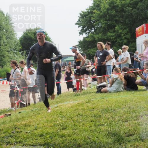 15.06.2025 - 27. Vierlanden-Triathlon KatJ http://msf.ph/oto/8033617 15.06.2025 11:16:26 Schwimmen 954 meine-sportfotos.de