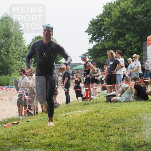 15.06.2025 - 27. Vierlanden-Triathlon KatJ http://msf.ph/oto/8033627 15.06.2025 11:16:27 Schwimmen 815, 954 meine-sportfotos.de