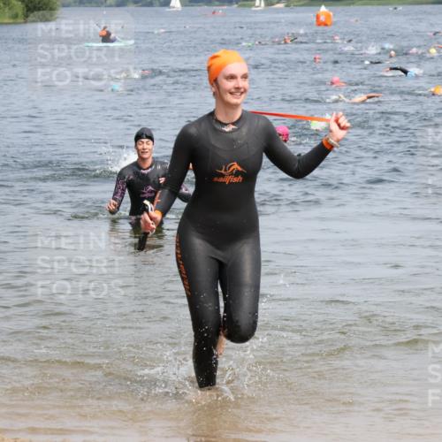 21.06.2025 - 27. Vierlanden-Triathlon Lena Gebhardt http://msf.ph/oto/8033629 15.06.2025 11:18:19 Schwimmen 908, 933, 970 meine-sportfotos.de