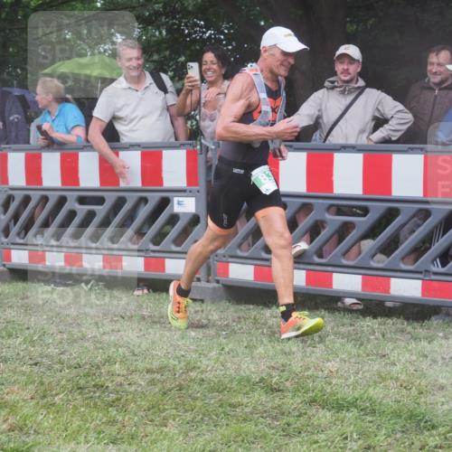 21.06.2025 - 27. Vierlanden-Triathlon KatJ http://msf.ph/oto/8033630 15.06.2025 13:45:35 Ziel 830 meine-sportfotos.de