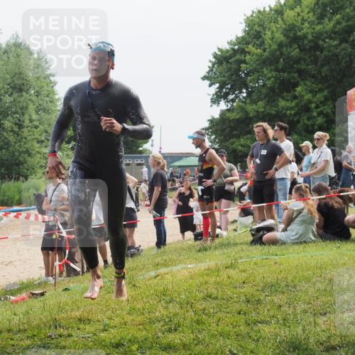 15.06.2025 - 27. Vierlanden-Triathlon KatJ http://msf.ph/oto/8033632 15.06.2025 11:16:27 Schwimmen 815, 954 meine-sportfotos.de