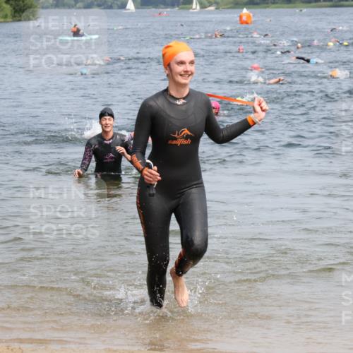 21.06.2025 - 27. Vierlanden-Triathlon Lena Gebhardt http://msf.ph/oto/8033634 15.06.2025 11:18:19 Schwimmen 908, 933, 970 meine-sportfotos.de