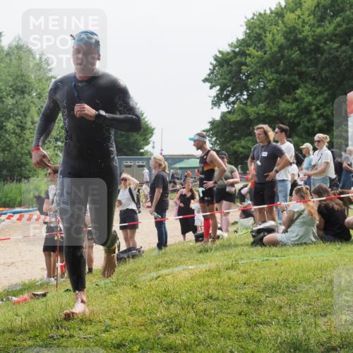 15.06.2025 - 27. Vierlanden-Triathlon KatJ http://msf.ph/oto/8033635 15.06.2025 11:16:27 Schwimmen 815, 954 meine-sportfotos.de