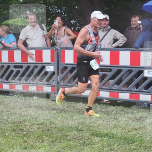 21.06.2025 - 27. Vierlanden-Triathlon KatJ http://msf.ph/oto/8033636 15.06.2025 13:45:35 Ziel 830 meine-sportfotos.de