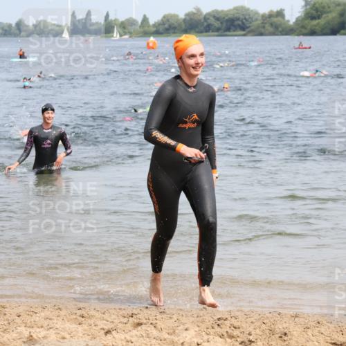 21.06.2025 - 27. Vierlanden-Triathlon Lena Gebhardt http://msf.ph/oto/8033638 15.06.2025 11:18:20 Schwimmen 908, 912, 933, 970 meine-sportfotos.de
