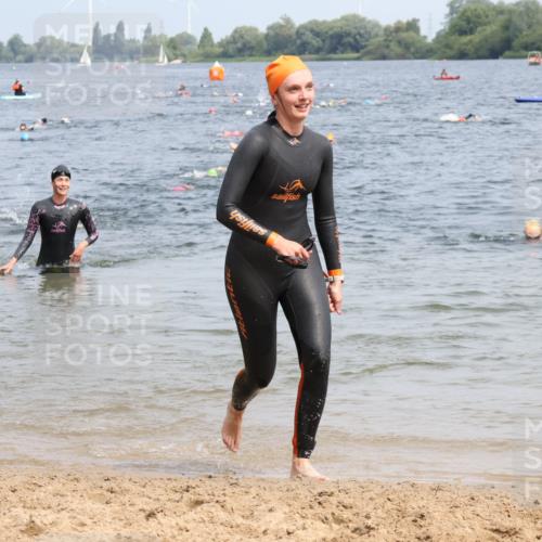 21.06.2025 - 27. Vierlanden-Triathlon Lena Gebhardt http://msf.ph/oto/8033642 15.06.2025 11:18:20 Schwimmen 908, 912, 933, 970 meine-sportfotos.de