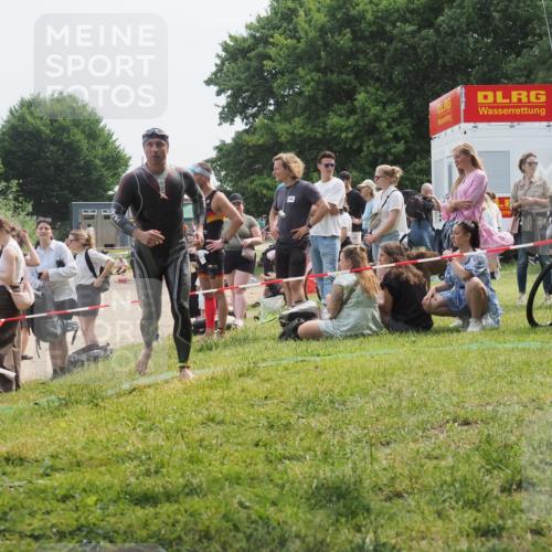 15.06.2025 - 27. Vierlanden-Triathlon KatJ http://msf.ph/oto/8033644 15.06.2025 11:16:33 Schwimmen 815, 954 meine-sportfotos.de