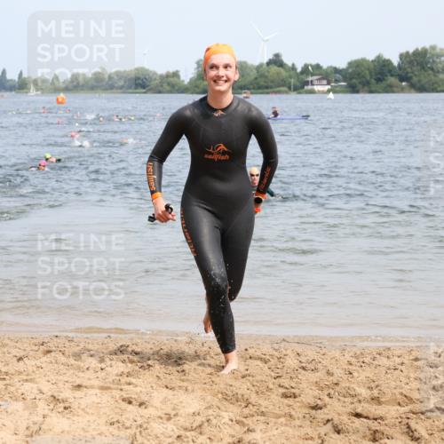 21.06.2025 - 27. Vierlanden-Triathlon Lena Gebhardt http://msf.ph/oto/8033647 15.06.2025 11:18:21 Schwimmen 908, 912, 933, 970 meine-sportfotos.de
