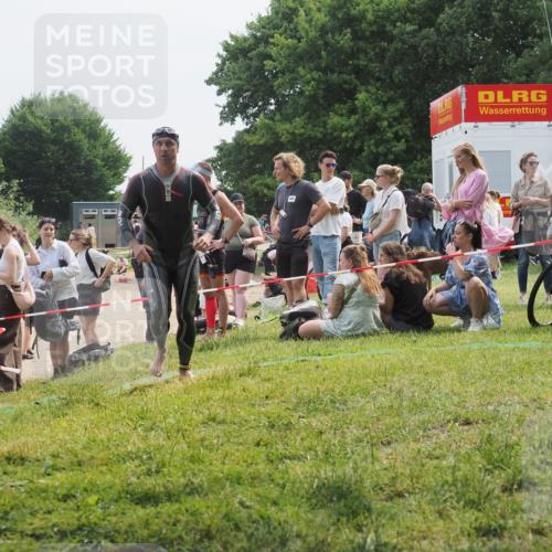 15.06.2025 - 27. Vierlanden-Triathlon KatJ http://msf.ph/oto/8033650 15.06.2025 11:16:33 Schwimmen 815, 954 meine-sportfotos.de