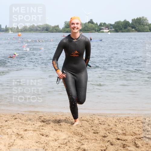 21.06.2025 - 27. Vierlanden-Triathlon Lena Gebhardt http://msf.ph/oto/8033655 15.06.2025 11:18:21 Schwimmen 908, 912, 933, 970 meine-sportfotos.de