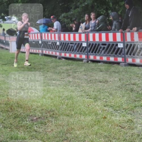 21.06.2025 - 27. Vierlanden-Triathlon KatJ http://msf.ph/oto/8033656 15.06.2025 13:45:38 Ziel 876 meine-sportfotos.de