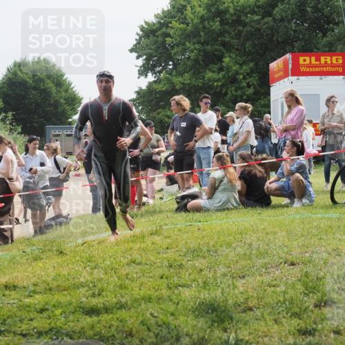 15.06.2025 - 27. Vierlanden-Triathlon KatJ http://msf.ph/oto/8033657 15.06.2025 11:16:33 Schwimmen 815, 954 meine-sportfotos.de