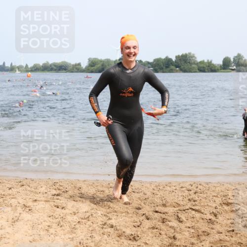 21.06.2025 - 27. Vierlanden-Triathlon Lena Gebhardt http://msf.ph/oto/8033659 15.06.2025 11:18:21 Schwimmen 908, 912, 933, 970 meine-sportfotos.de