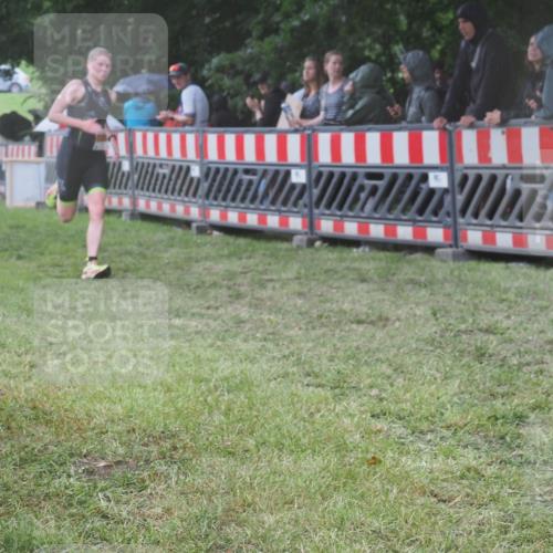 21.06.2025 - 27. Vierlanden-Triathlon KatJ http://msf.ph/oto/8033661 15.06.2025 13:45:38 Ziel 876 meine-sportfotos.de