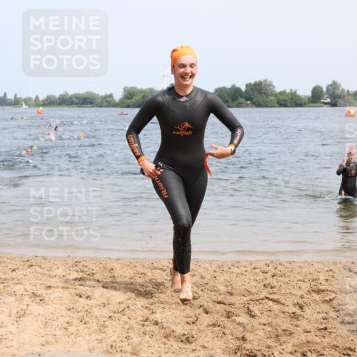 21.06.2025 - 27. Vierlanden-Triathlon Lena Gebhardt http://msf.ph/oto/8033664 15.06.2025 11:18:21 Schwimmen 908, 912, 933, 970 meine-sportfotos.de
