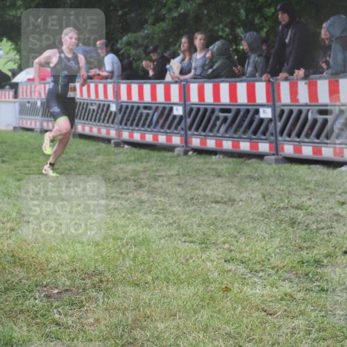 21.06.2025 - 27. Vierlanden-Triathlon KatJ http://msf.ph/oto/8033665 15.06.2025 13:45:38 Ziel 876 meine-sportfotos.de
